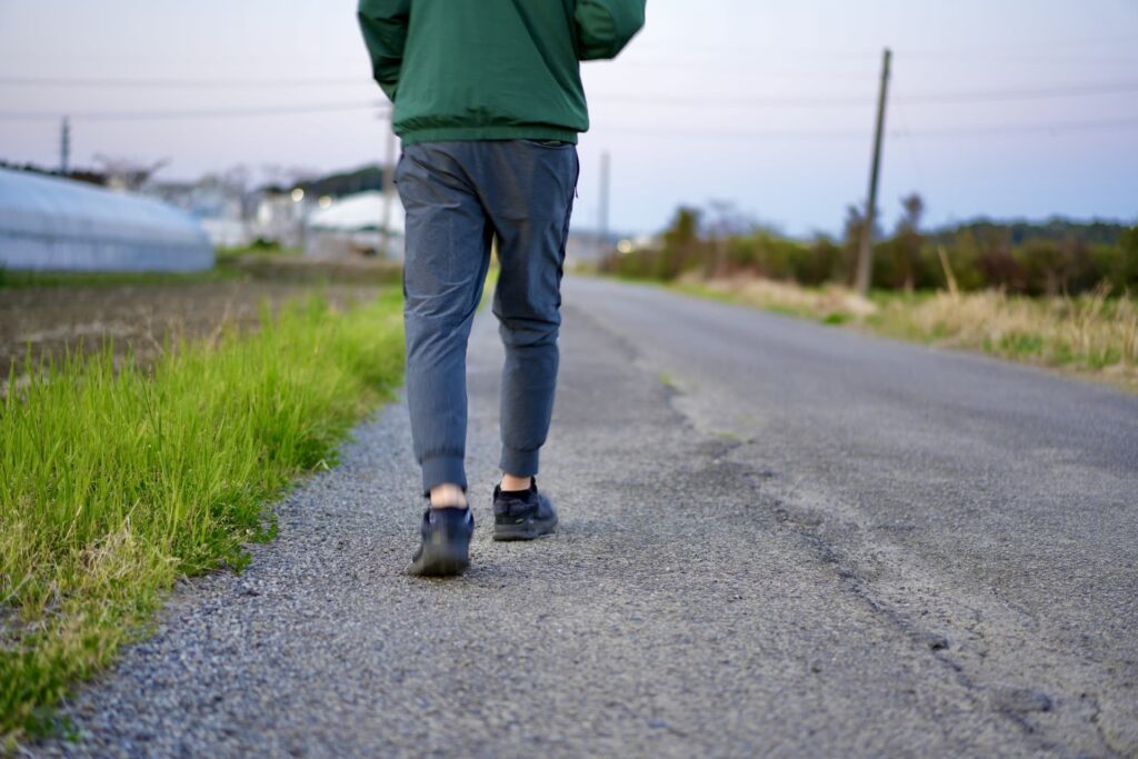 ウオーキングをする男性の後ろ姿の画像