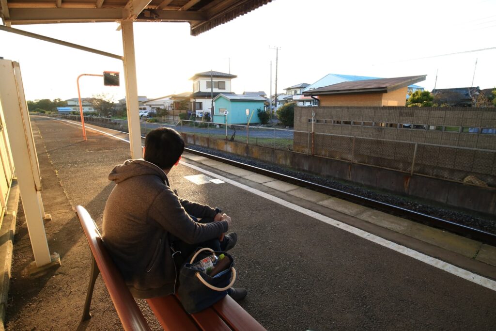 夕日の中でたそがれる男性の画像